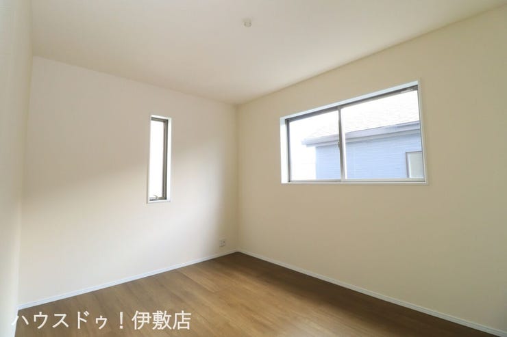 西伊敷６丁目 新築戸建 【洋室6帖】
二面に窓があるため一日中安定した明るさが保てます。腰高窓なので家具の配置もしやすく模様替えも楽しめそうです。