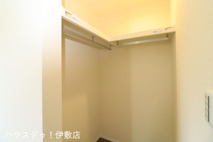 西伊敷６丁目 新築戸建 【ウォークインクローゼット】
洋室にはウォークインクローゼットがあり、荷物の多い方でも安心ですね