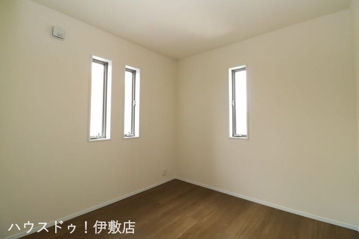 西伊敷６丁目 新築戸建 【洋室4.5帖】
北に位置するお部屋は一日を通して安定した明るさを確保できます