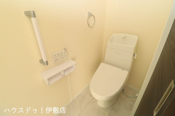 西伊敷６丁目 新築戸建 【2Fトイレ】
2カ所に省エネ仕様のトイレ！2階から階段を降りなくてもいいので、お部屋からの移動が短縮できます