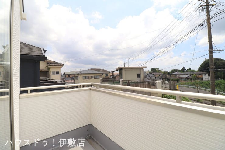 西伊敷６丁目 新築戸建 【バルコニー】
幅のあるバルコニー。天気の良い日には、手すりに布団も干すことが可能です