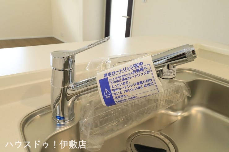 西伊敷６丁目 新築戸建 【浄水器一体型水栓】
安全で安心したお水がでてくるので、小さなお子様がいるご家庭にも安心でおいしい水がいただけます。