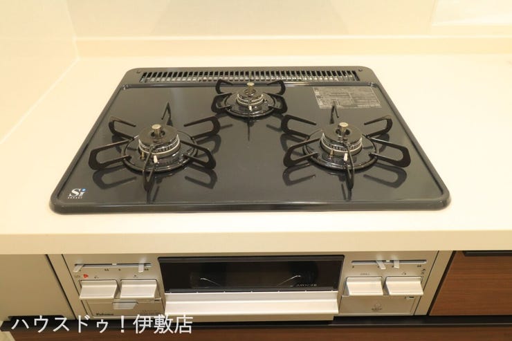 西伊敷６丁目 新築戸建 【三口ガスコンロ】
キッチンには三口ガスコンロを採用。IHでは物足りない方にはおすすめです