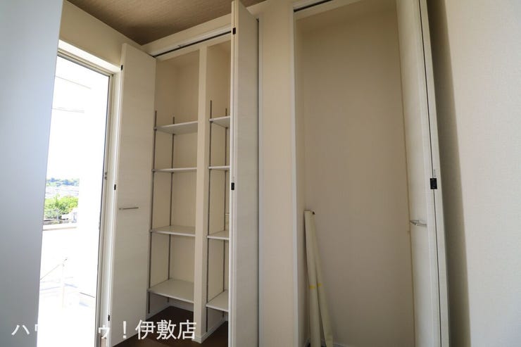 西伊敷６丁目 新築戸建 【玄関】
玄関には2ヶ所収納付！一つは可動棚付きで、お好みの高さで収納可能です
