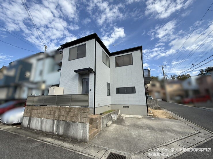 【外観】
外壁塗装、屋根塗装も行いましたので、安心してお住まいになれます。色も落ち着いたグレーで飽きが来ない仕上がりにしております。