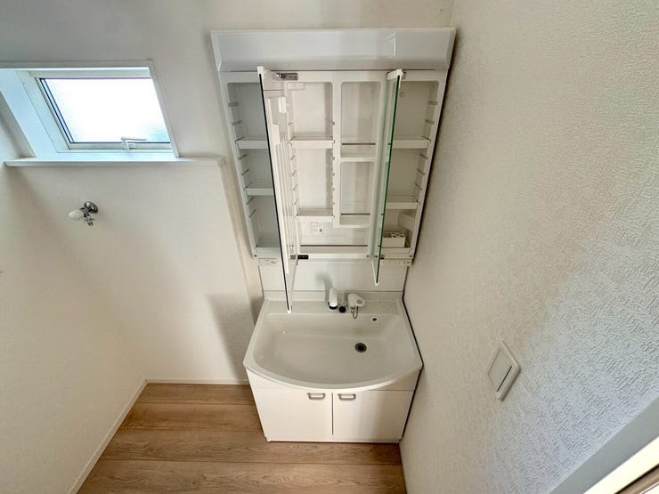 【Washroom】毎朝の準備がスムーズに。広めの洗面台と収納が使いやすい洗面所です。