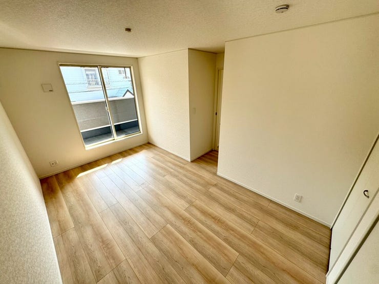 【Bedroom】ナチュラルな内装で、リラックスできる空間。寝室や書斎にも最適です。