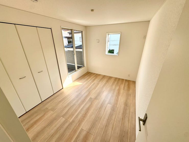 【Bedroom】明るく風通しの良い洋室。新築ならではの清潔感も魅力です。