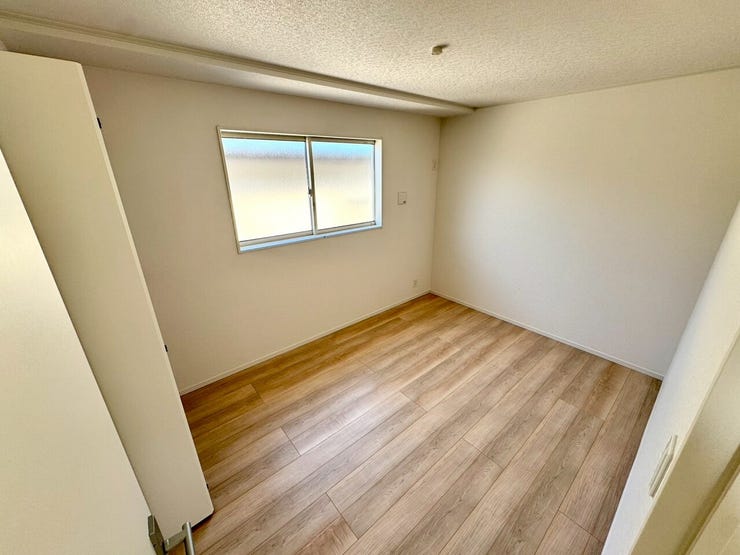 【Bedroom】ナチュラルな内装で、リラックスできる空間。寝室や書斎にも最適です。