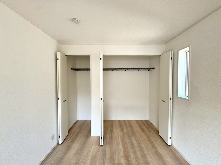 【Bedroom】クローゼット完備で収納力◎。家具の配置もしやすい機能的な洋室です。
