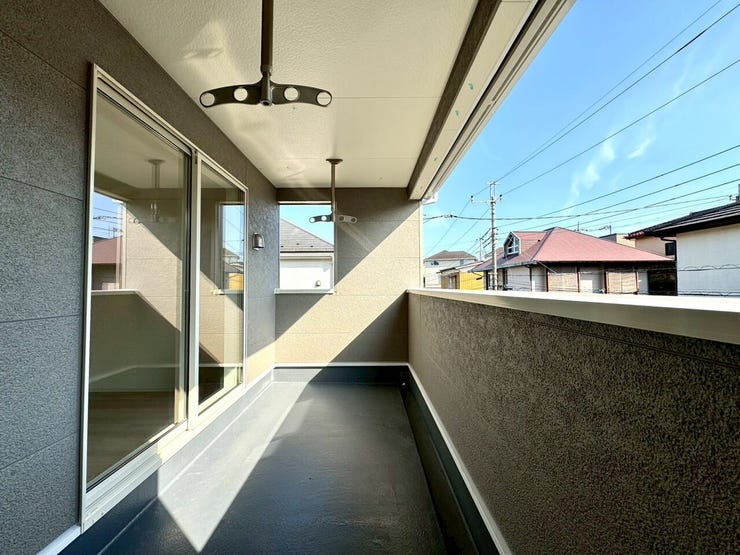 【Balcony】日当たりの良いバルコニーはお洗濯物がしっかり乾きやすく、毎日の家事にも重宝します。