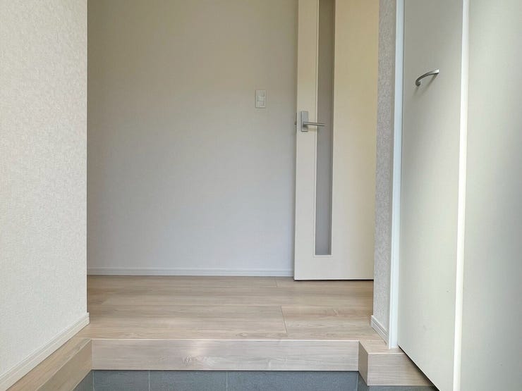 【Entrance】シューズボックス完備の玄関で、靴や小物もスッキリ収納できます。