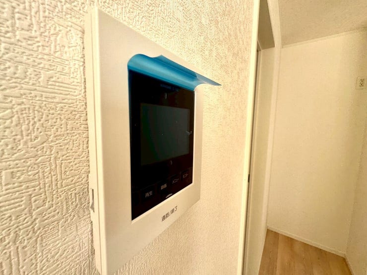 【Facilities】来訪者を確認できるモニター付きインターホンで、防犯面も安心です。