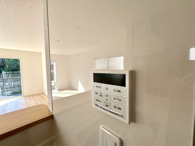 【Facilities】お湯の温度調整がラクな給湯器リモコン付き。追い焚き操作も簡単です。
