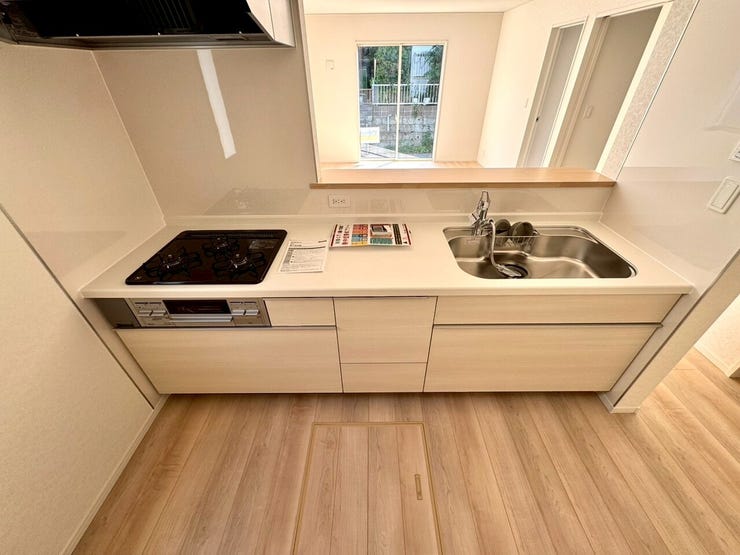 【kitchen】効率よく使える広々キッチン。収納力も高く、料理の時間がスムーズに。