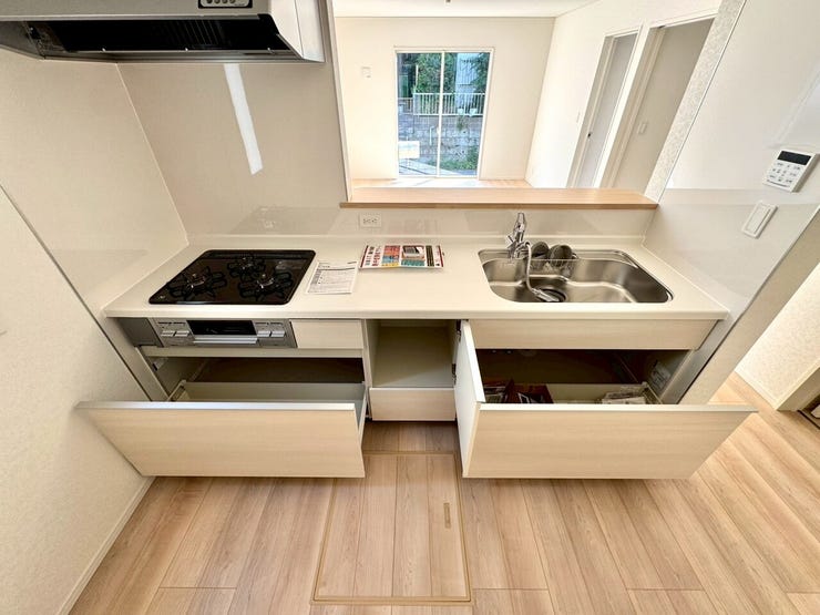 【kitchen】広めのキッチンは料理のしやすさを追求した設計。収納も豊富で作業がしやすい空間です。