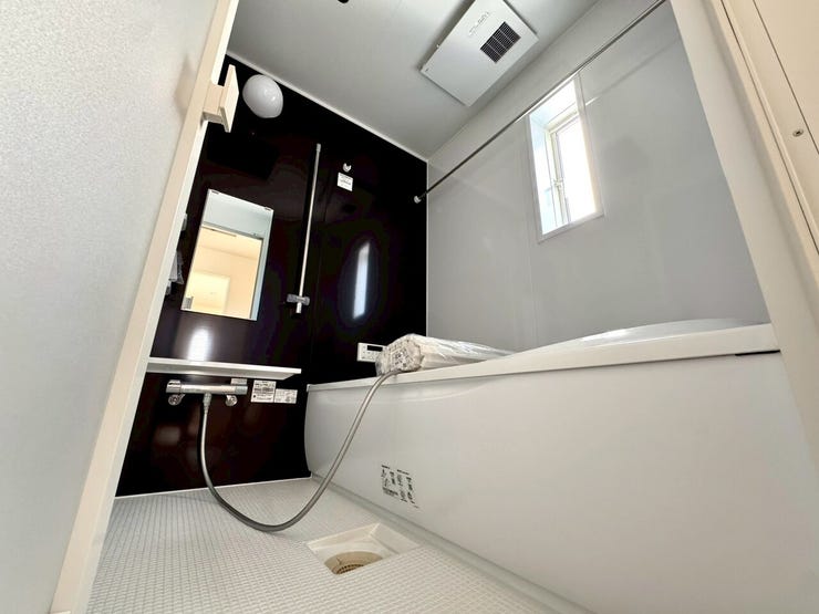 【Bathroom】お子様とのバスタイムにも十分な広さがあり、掃除も簡単にできます。