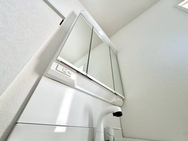 【Washroom】すっきりとしたデザインで、毎日の生活が快適に。収納も豊富な洗面所です。