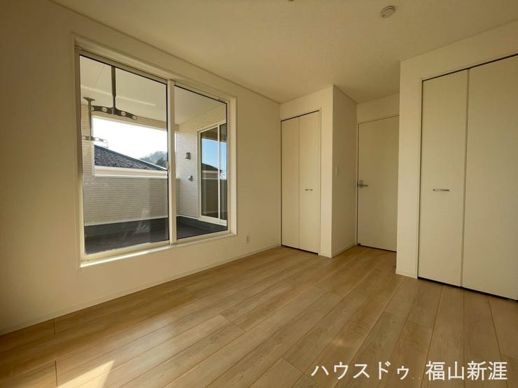 5.7帖の洋室になります♪
収納も二カ所に分かれているので物によって使い分けができます◎