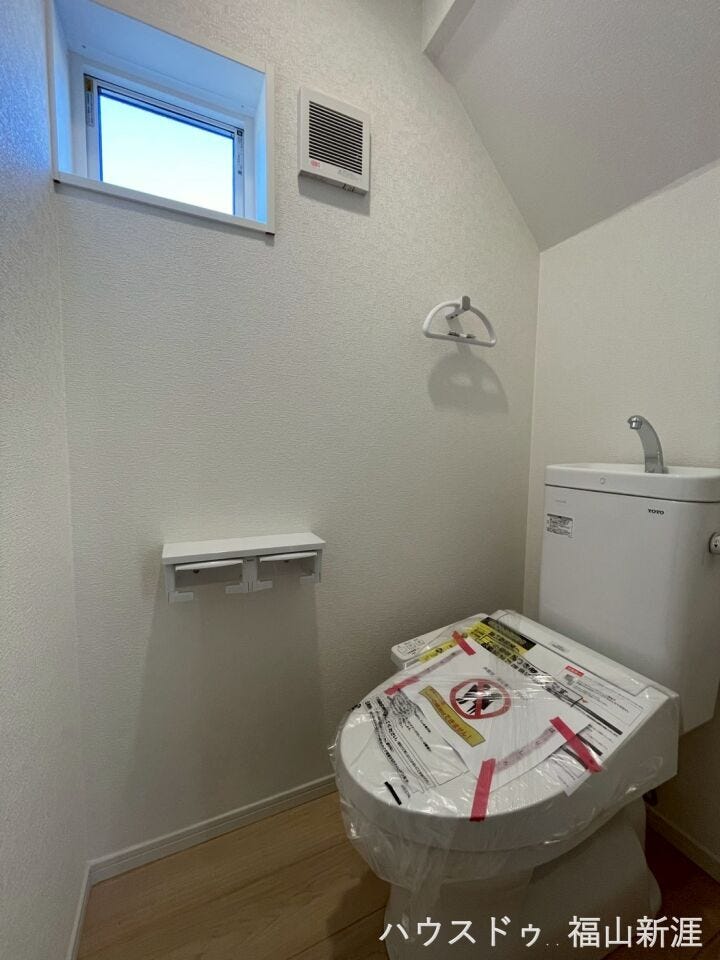 窓付きのトイレスペース。陽射し差し込む明るい空間となっております。また、換気環境も良好です。