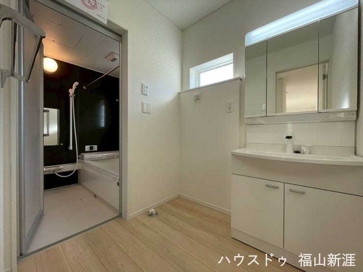 洗濯機置き場の幅もありお好みの家電製品が置けます!独立洗面台には収納面も良くストック類も収納可能です◎