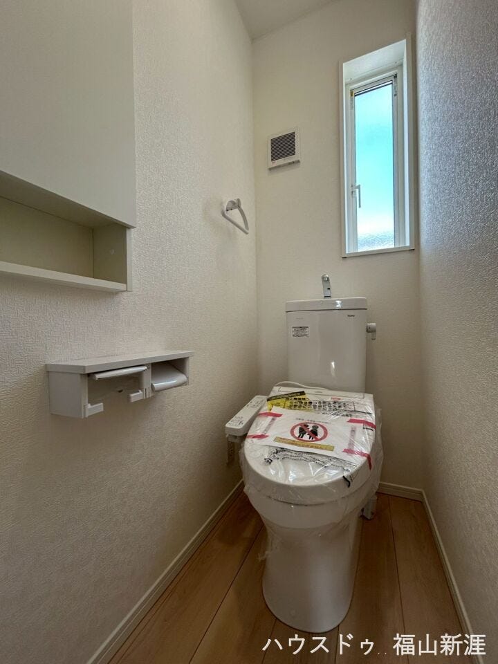 窓付きのトイレスペース。陽射し差し込む明るい空間となっております。また、換気環境も良好です。