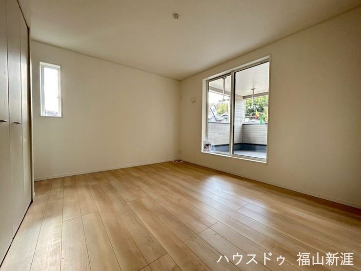 7.5帖の主寝室になります♪
バルコニーからの日差しも入り、明るい空間となってます◎