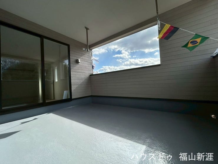 幅の広いバルコニーです。窓も広く、屋根が十分あるので急な雨でも急がず取り込めます。