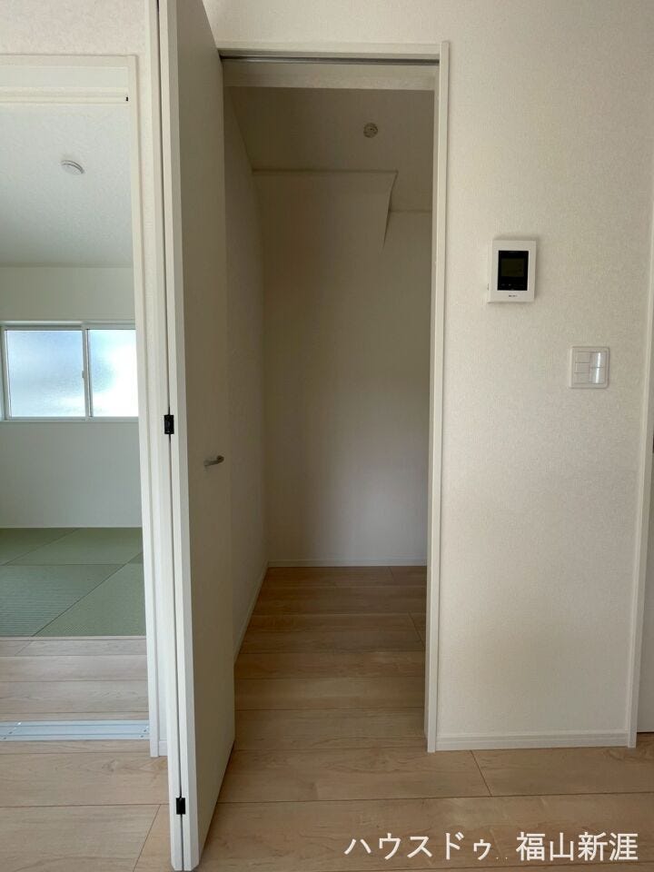 リビングにはファミリークローク付きです!
日用品や大きなものなど収納できます◎