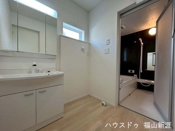 三面鏡で後ろ髪までしっかり確認できます。鏡の裏にも収納スペースありです◎