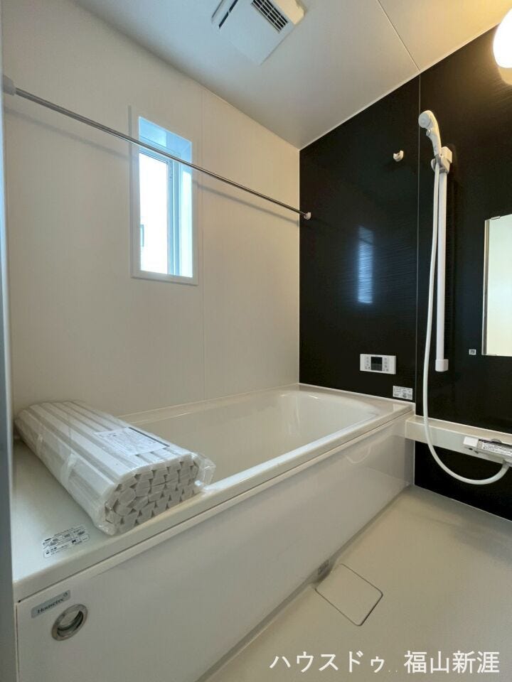 浴室乾燥機付きのお風呂。小窓もあり換気も十分です!ゆったりバスでくつろぎませんか♪