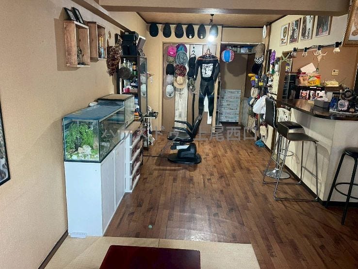 【リビング】
LDK約24帖と広々としたお部屋は、開放感があり住み心地の良い空間となっております。
またキッチンスペースからもリビングを見渡せたりL字カウンターキッチンがとてもおしゃれです♪