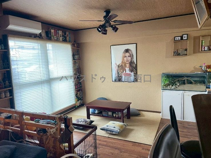 【リビング】
LDK約24帖と広々としたお部屋は、開放感があり住み心地の良い空間となっております。
またキッチンスペースからもリビングを見渡せたりL字カウンターキッチンがとてもおしゃれです♪