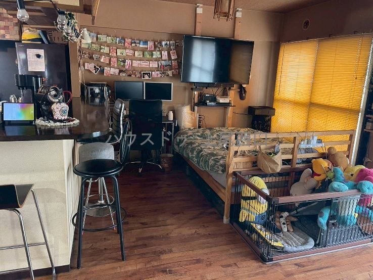 【リビング】
LDK約24帖と広々としたお部屋は、開放感があり住み心地の良い空間となっております。
またキッチンスペースからもリビングを見渡せたりL字カウンターキッチンがとてもおしゃれです♪