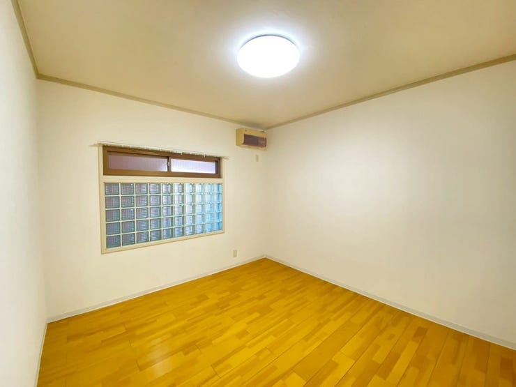 玄関側に面したお部屋で、3部屋の中では7帖と
一番広いお部屋です♪