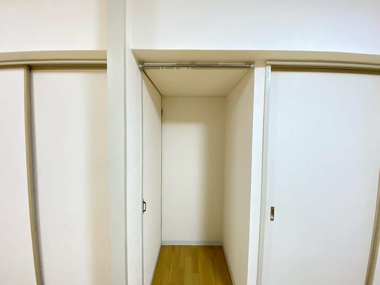 リビングとキッチンの間にあるくぼみで、簡単な収納はできるかも
しれないです♪