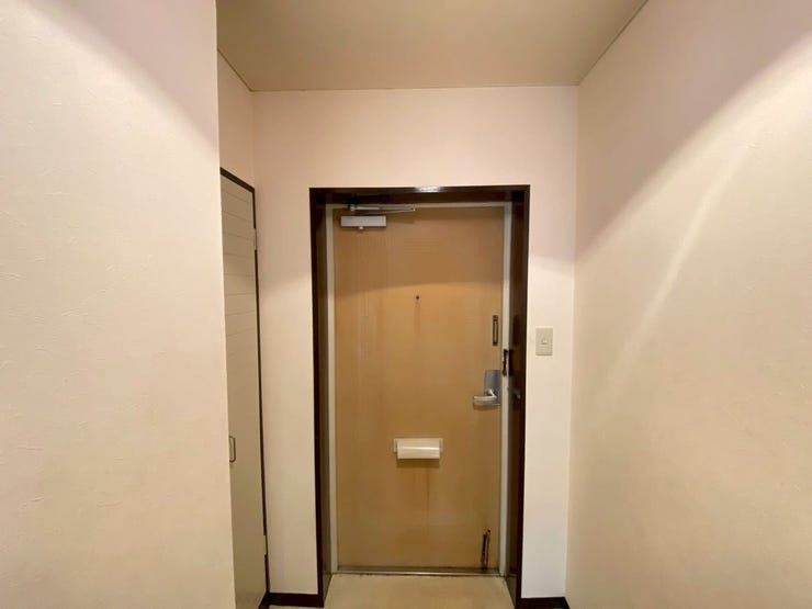 大きく取られている玄関になりますので、アウトドア用品などを
中に置くことができます♪