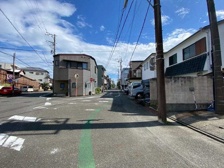 一方通行の道路と交通量も少ないです♪