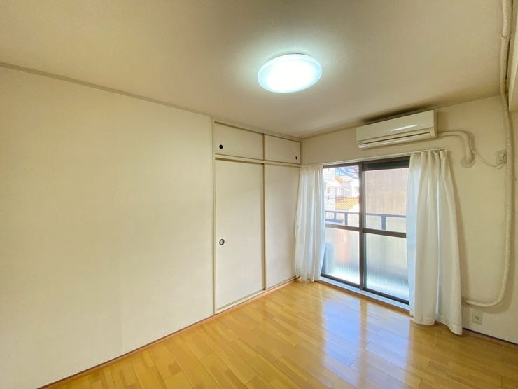 南向きに面したお部屋になるので、昼間でも明るいです♪
お部屋の用途としては様々です♪