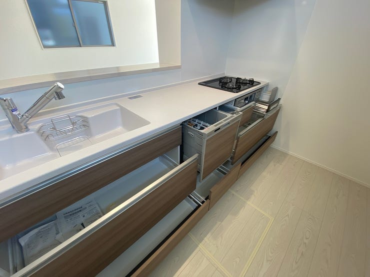 スライド収納で、出し入れ簡単◎
収納豊富で、調理道具や食器類もスッキリ整理可能。