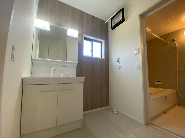 三面鏡付きの洗面台♪鏡の裏には収納スペースがあるので、歯ブラシや化粧水などの小物をしまい生活感を隠すことができます♪