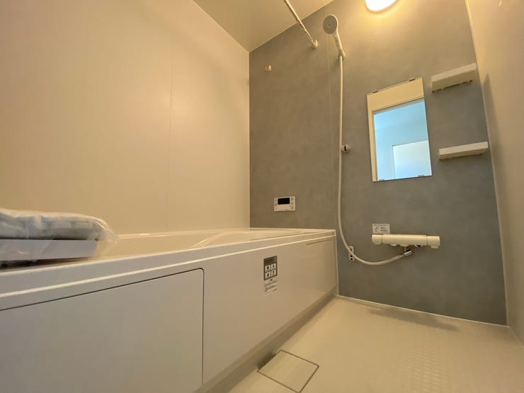 浴室乾燥付きで雨の日や冬のお洗濯物も安心です!
また追い焚き機能も付いているので浴室に行く手間が省けてお好きなタイミングで入浴できます♪