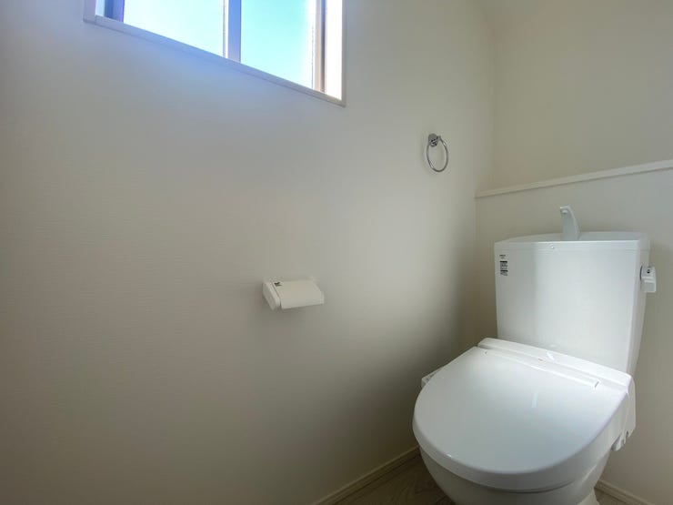 温水洗浄便座付きで年中快適にご使用いただけます♪窓から光も入り、換気も簡単に行えます♪