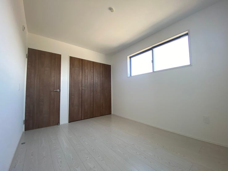 各居室の収納スペースに使わない荷物をしっかりと仕舞えるのでベッドを置いても狭くありません♪