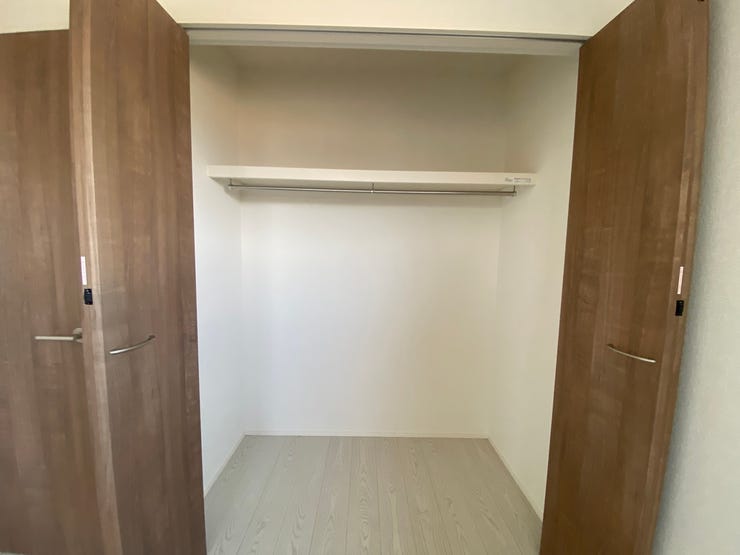 ハンガーパイプ付きで、コートやワンピースもシワにならずキレイに収納!