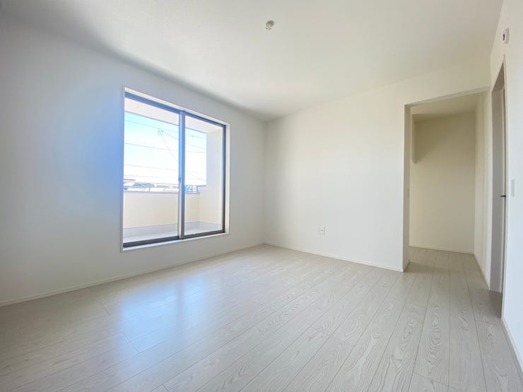 バルコニーに直結のお部屋で明るく快適にお過ごしいただけます♪