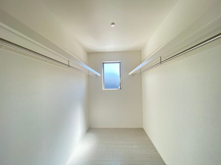 衣類や寝具、季節性の家具・家電など様々なものが収納できるウォークインクローゼットです!お部屋もすっきり♪