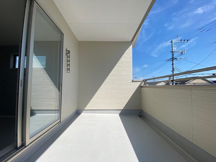 インナーバルコニー。
洗濯物が濡れにくく、雨が降っても安心です。
家庭菜園やベンチをおいての読書など、趣味のスペースにも最適です◎