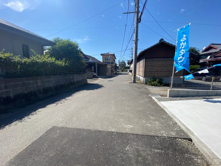 周辺は静かで落ち着いた雰囲気の住宅街です。