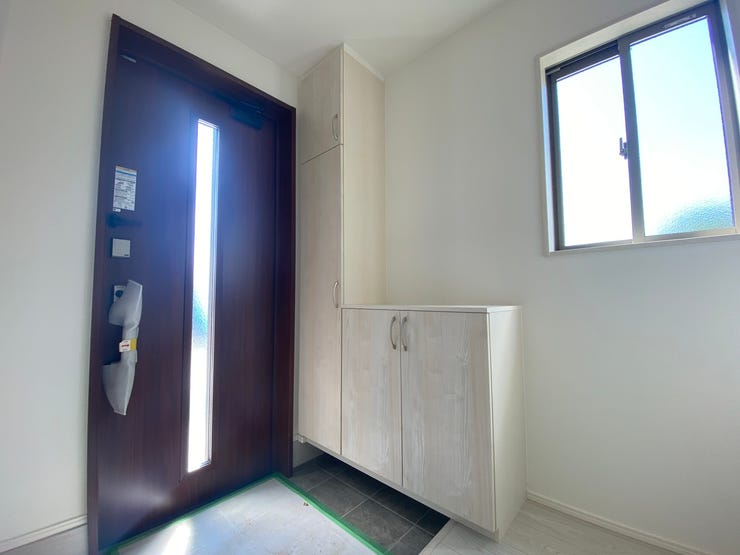 暗くなりがちな玄関も中央スリットデザインのドアから入る自然光で明るくなりますね♪日中は電気をつけずに過ごせるので省エネにも貢献◎